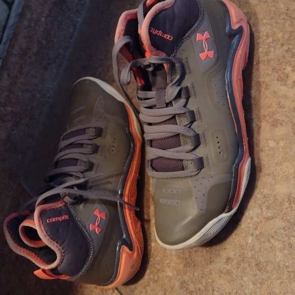 UNDER ARMOUR BOY'S SNEAKERS.  GENTLY WORN. Great color combination. - Picture 4 of 9
